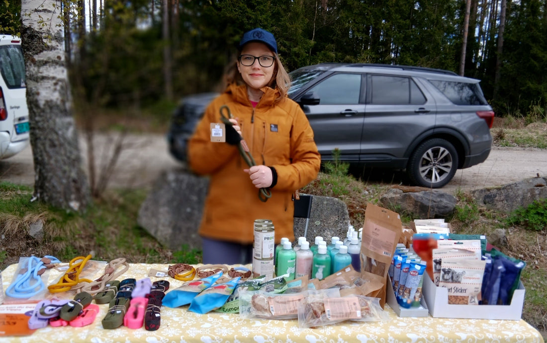 Potehjertet på stand under Sarpsborg Hundeklubbs rallylydighetsstevne april 2026